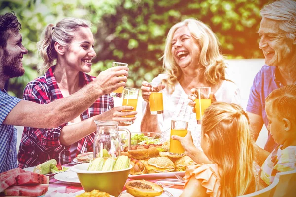 Gelukkige Familie Roosteren Drankjes Terwijl Het Hebben Van Lunch Gazon — Stockfoto
