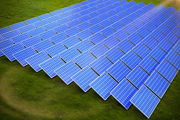 Paneles Solares Contra Hierba — Foto de Stock