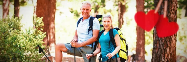 Cuori Appesi Una Linea Contro Coppia Sorridente Posa Durante Escursione — Foto Stock