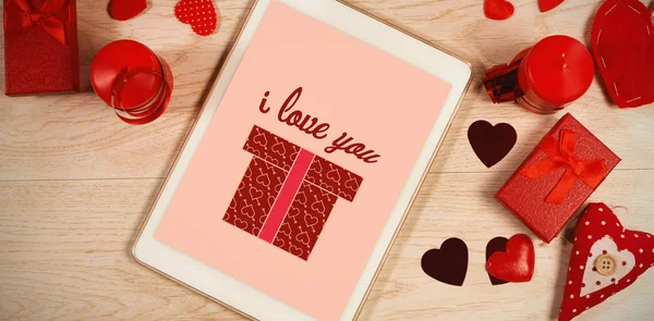 Niedliche Valentinstag Botschaft Rahmen Auf Dem Schreibtisch Mit Geschenken Und — Stockfoto