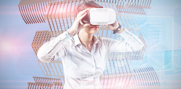 Managerin Mit Virtual Reality Headset Gegen Futuristische Technologie Schnittstelle — Stockfoto
