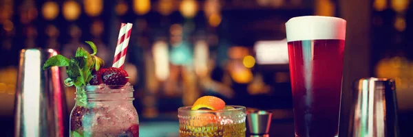 Bar Kokteyller Ile Fer Tezgahın Üzerine Çubuk — Stok fotoğraf