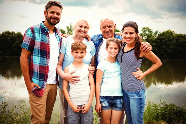 Retrato Familia Feliz Multi Generación Pie Junto Río —  Fotos de Stock