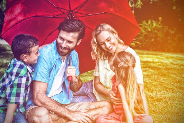 Gelukkige Familie Met Paraplu Zittend Gras Werf — Stockfoto