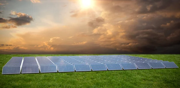 Paneles Solares Contra Hierba Cielo — Foto de Stock