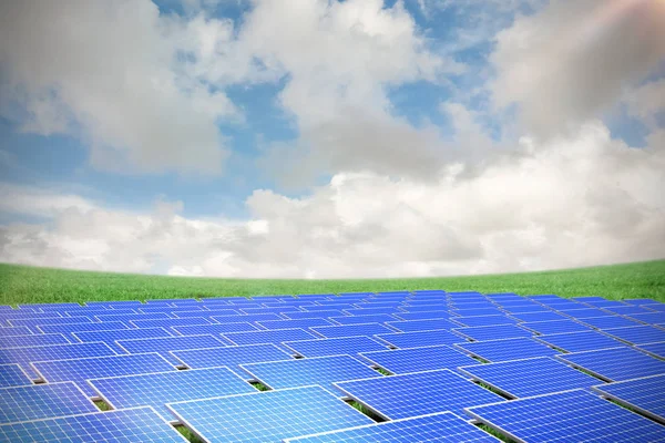 Painéis Solares Azuis Contra Campo Verde Sob Céu Azul — Fotografia de Stock