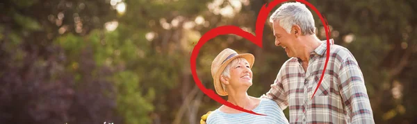 Corazón Contra Pareja Ancianos Pie Patio Trasero — Foto de Stock