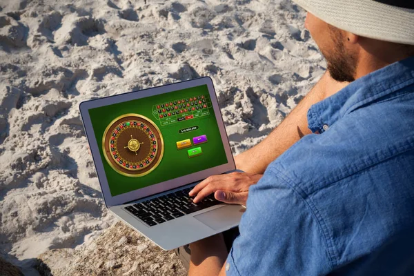 Онлайн Рулетка Игры Против Человека Помощью Ноутбука Пляже — стоковое фото