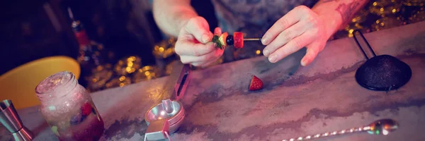 Cantinero Preparando Cóctel Mostrador Bar — Foto de Stock