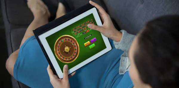 Online Ρουλέτα Παιχνίδι Εναντίον Στέλεχος Γυναικείας Επιχείρησης Χρησιμοποιώντας Ψηφιακό Tablet — Φωτογραφία Αρχείου