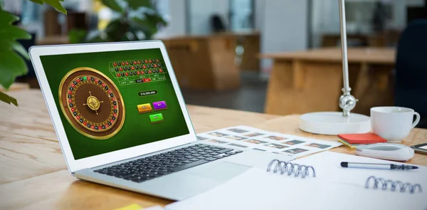 Online Roulette Spiel Gegen Laptop Und Farbfernseher Auf Dem Tisch — Stockfoto