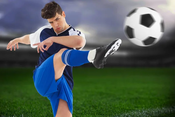 Jogador Futebol Contra Close Campo Futebol — Fotografia de Stock