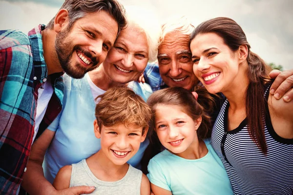 Ritratto Famiglia Felice Multi Generazione Piedi Contro Cielo — Foto Stock