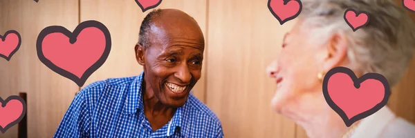 Red Hearts Contre Souriant Senior Hommes Femmes Amis Jouer Aux — Photo