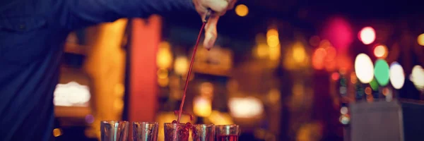 Barman Verser Boisson Alcoolisée Dans Des Verres Tir Bar — Photo