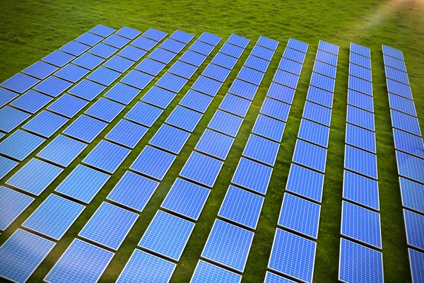 Zonnepanelen Tegen Gras — Stockfoto