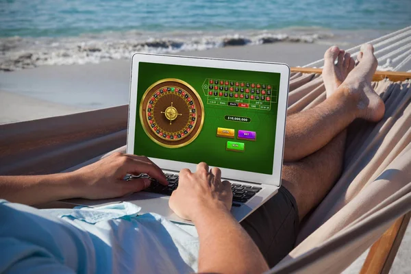 Juego Ruleta Línea Contra Hombre Que Usa Ordenador Portátil Mientras — Foto de Stock