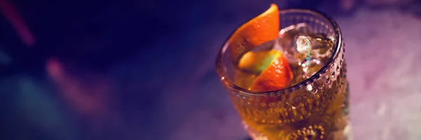 在酒吧的柜台用玻璃关闭橙色鸡尾酒 — 图库照片