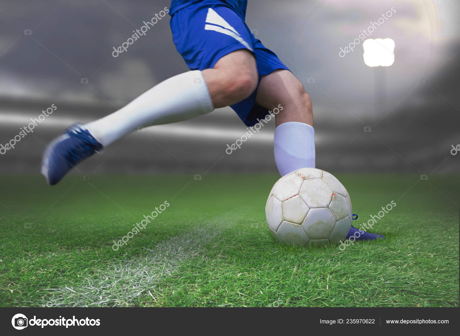 Dois jogadores de futebol masculinos deitado na grama do campo