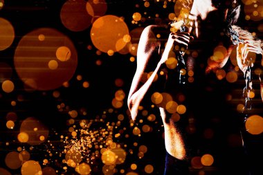 Havai fişek patlama karşı zinciri ile kadın atlet midsection ışıltı arka plan