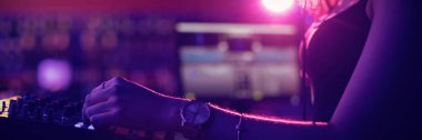 Kadın dj karıştırma müzik karıştırma konsol üzerinde çubuk