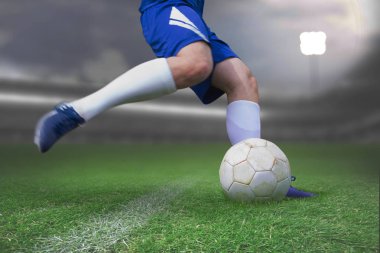 Futbol sahası close-up karşı topu tekmeleme futbolcu