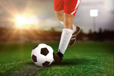 Beyaz futbol sahası close-up karşı tekme, futbolcu