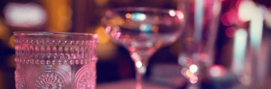 İçin boş gözlük içecekler bar dizi