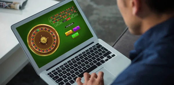 Online Roulette Spiel Gegen Führungskräfte Mit Laptop — Stockfoto