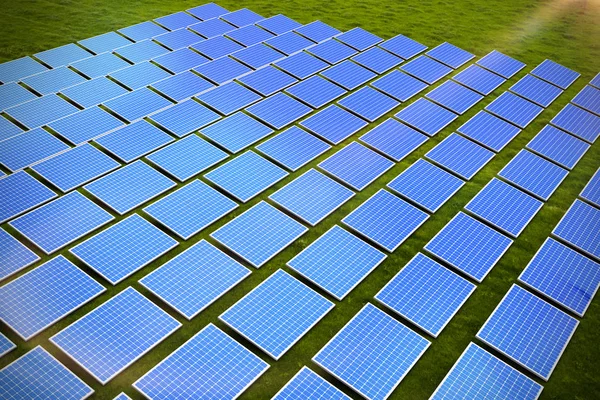 Paneles Solares Contra Hierba —  Fotos de Stock