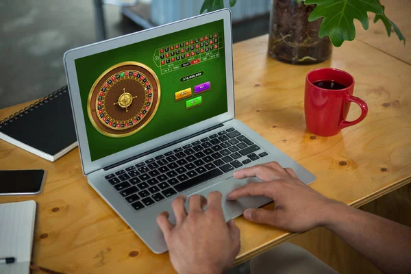 Gra Ruletka Online Przeciwko Człowiekowi Pomocą Laptopa — Zdjęcie stockowe