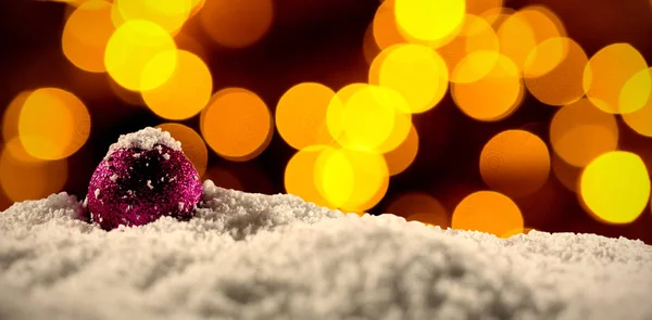 Kerstballen Met Een Elektrische Garland Terwijl Het Sneeuwt Tegen Ongericht — Stockfoto