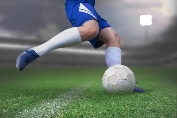 Jugador Fútbol Pateando Pelota Contra Primer Plano Del Campo Fútbol —  Fotos de Stock