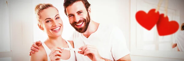 Serca Wisi Linii Przeciwko Portret Szczęśliwa Para Sprawdzania Test Ciążowy — Zdjęcie stockowe