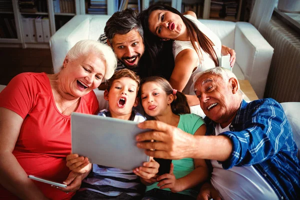 Aus Der Vogelperspektive Mehrgenerationenfamilie Macht Selfie Auf Digitalem Tablet Wohnzimmer — Stockfoto