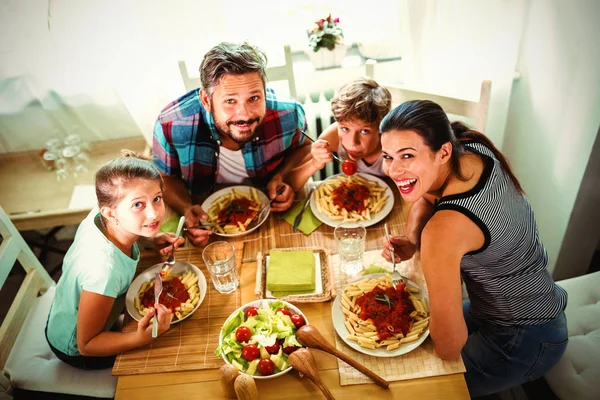 Wysoki Kąt Widzenia Rodziny Posiłek Razem Domu — Zdjęcie stockowe
