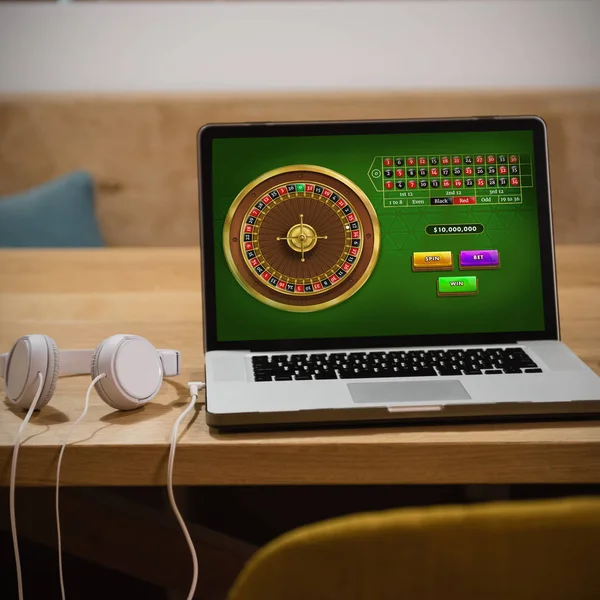 Juego Ruleta Línea Contra Ordenador Portátil Con Auriculares Taza Mesa — Foto de Stock