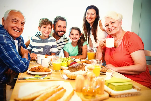 Portret Van Gelukkig Multi Generatie Familie Zit Aan Ontbijttafel Huis — Stockfoto