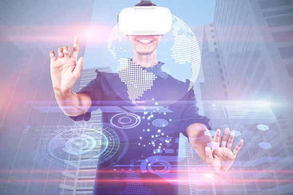 Frau Gestikuliert Mit Virtual Reality Headset Gegen Futuristisches Technologie Interface — Stockfoto