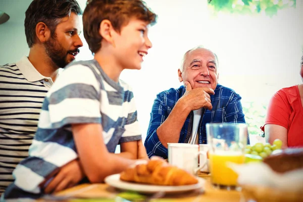 Gelukkige Multi Generatie Familie Zit Aan Ontbijttafel — Stockfoto
