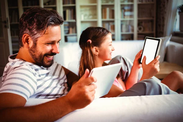 Πατέρας Και Κόρη Χρησιμοποιώντας Ψηφιακή Δισκίο Στο Σαλόνι Στο Σπίτι — Φωτογραφία Αρχείου