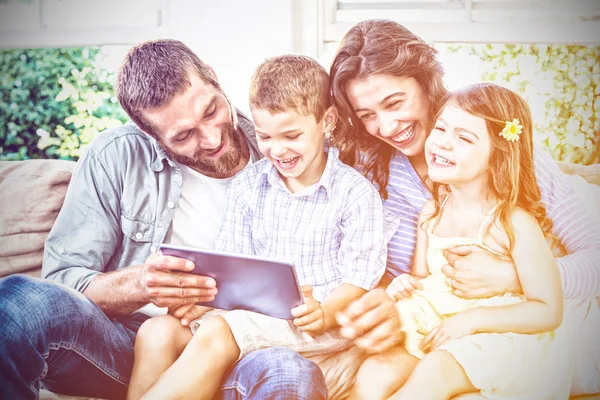 Pais Filhos Usando Tablet Digital Vida Casa — Fotografia de Stock