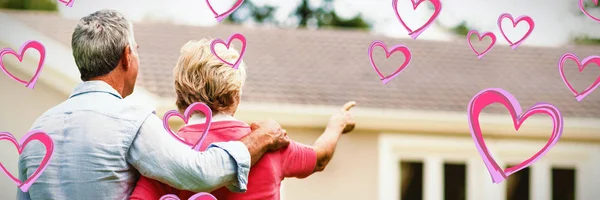 Cuori Rossi Contro Coppia Anziana Guardando Casa Mentre Piedi Cantiere — Foto Stock