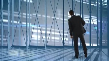 Arka planda parlak ışıklar ve harflerle boş ofise bakan işadamının dikiz görüntüsü.