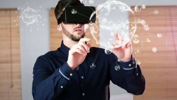 Seitenansicht Eines Jungen Mannes Der Virtual Reality Brillen Wohnzimmer Entdeckt — Stockvideo