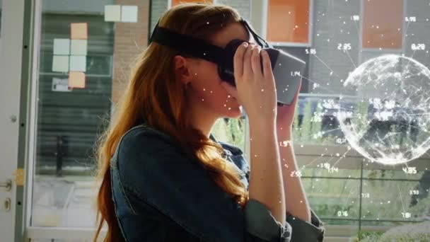 Цифровой Фоторобот Женщины Использующей Виртуальную Реальность Офисе — стоковое видео
