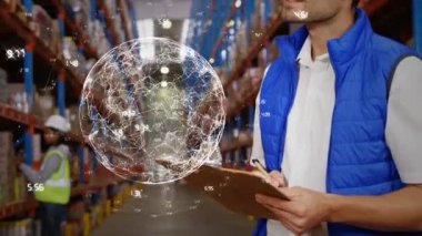 Depo çalışanlarının, dönen bir dünyanın önündeki depoda birlikte çalışmalarını ön planda tutuyoruz.