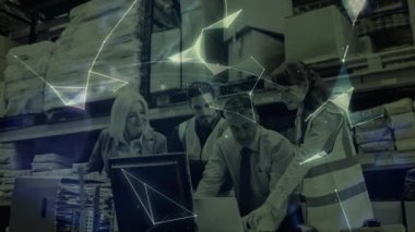 Depo çalışanlarının güvenlik teçhizatı takıp depo planlarını tartışırken dijital ekranda oluşan bilgisayar ekranına bakarken düşük açılı görüntüsü