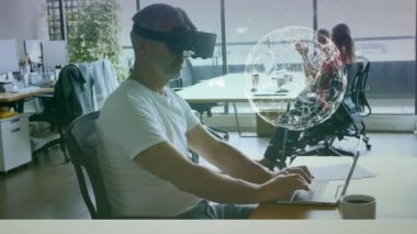 Ofiste sanal gerçeklik gözlükleriyle çalışan bir adamın yan görüntüsü.