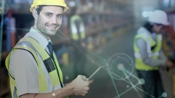 在平板电脑上工作的年轻仓库工人面带微笑 背对着显示连接的数字线路 — 图库视频影像